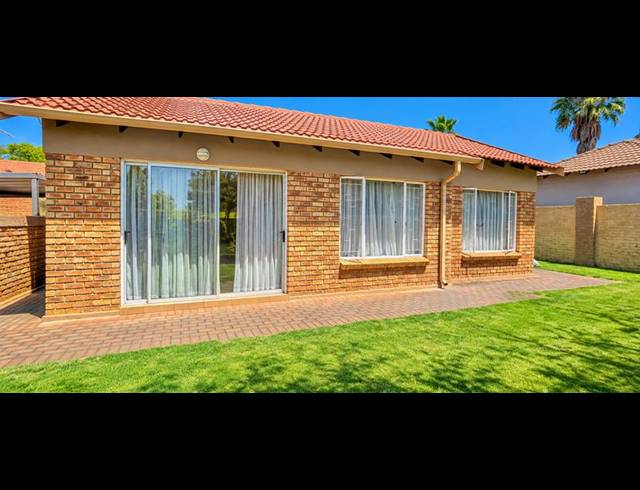 3 BEDROOM TOWNHOUSE FOR SALE IN HEUWELSIG ESTATE